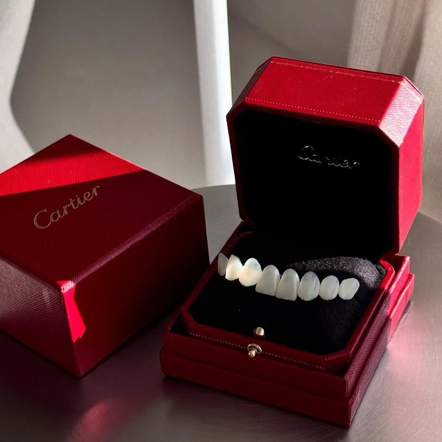 32Carrat veneers presented in a Cartier box